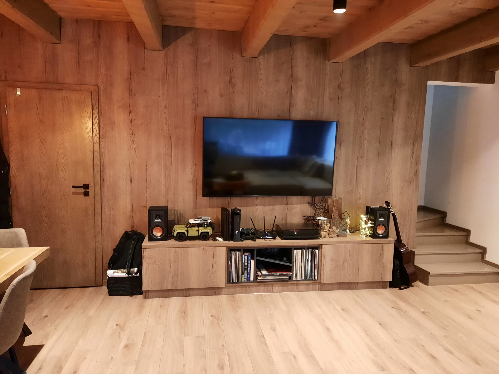 skrinky pod TV
