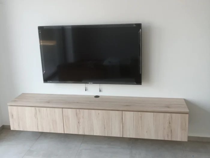 dlhá skrinka pod TV