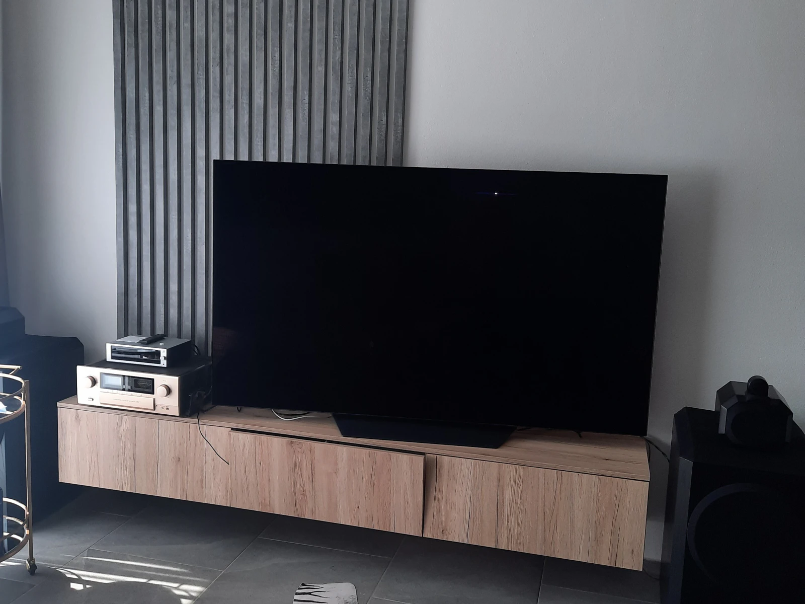 skrinka na TV